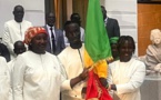 JO Paris 2024 : La ministre des Sports a remis le drapeau national aux deux porte-drapeaux du Sénégal
