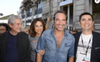 Jean Dujardin, chemise entrouverte et grand sourire : Il provoque la cohue !