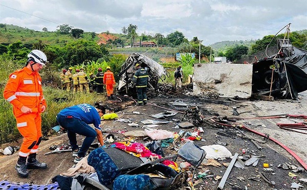 Brésil: le bilan d'un accident de car au Minas Gerais passe à 41 morts