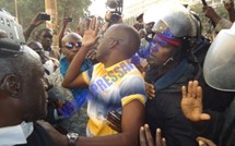 VIDEOS &amp; PHOTOS Cheikh Bamba Dièye contourne l'armada policière et marche sur la place "interdite"