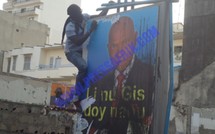 VIDEO &amp; PHOTOS les jeunes manifestants s'acharnent sur une affiche du candidat Wade