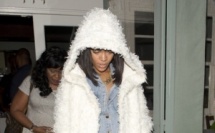 RIHANNA : SON MANTEAU EN FOURRURE BLANC, TOP OU FLOP ?