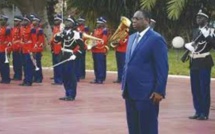 Levée des couleurs de ce Lundi: En l’absence de gouvernement, Macky s’entoure de son cabinet et des enfants de troupe