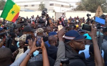 Sénégal: des centaines de personnes manifestent pour exiger la libération d'un rappeur et des "détenus politiques" 