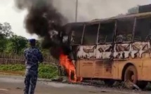 Axe Salemata-Kédougou : Un bus de Dakar Dem Dikk prend feu en pleine course